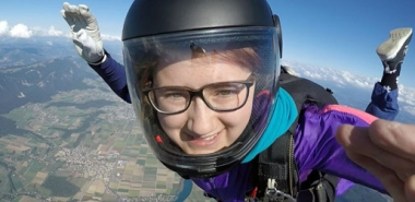 2023 14 15 Kirchenblatt S. 32 Alisha von Allmen Skydiving